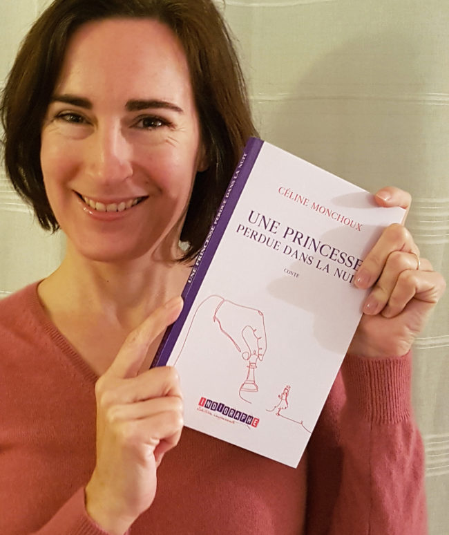 Interview_celine_monchoux Céline Monchoux avec "une princesse perdue dans la nuit" dans les mains.
